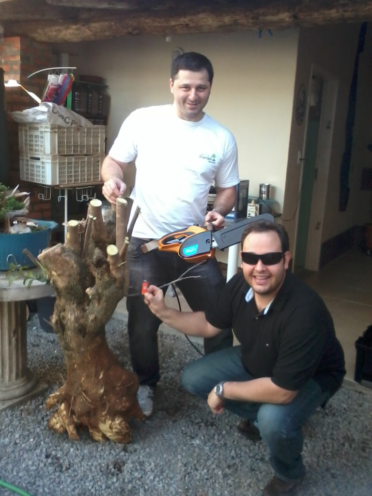 Marcelão e seu isqueiro de proporção, nem viu a ameaça da moto-serra!