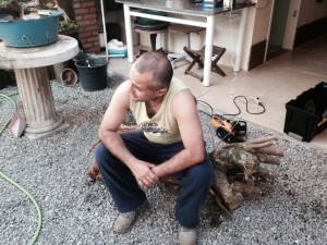 Caraca, cansa heim?? Ainda bem que serve de banco! 