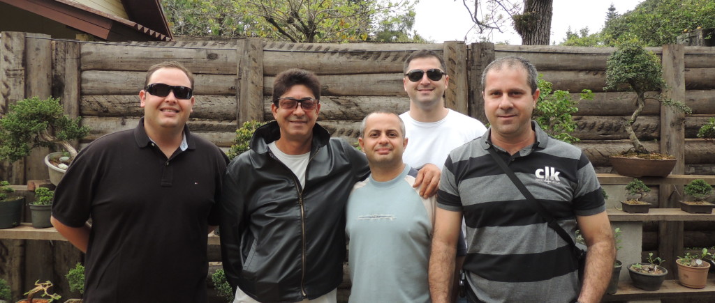 Maestro Salvatore Liporace e representantes da equipe da Escola Confraria Floripa Bonsai no evento da Nakayoshi em set / 2013.